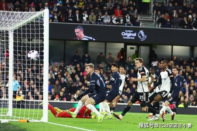 泰山半场0-2落后河南，场边韩鹏表情严肃
